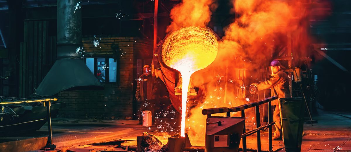 Molten metal pour in a foundry