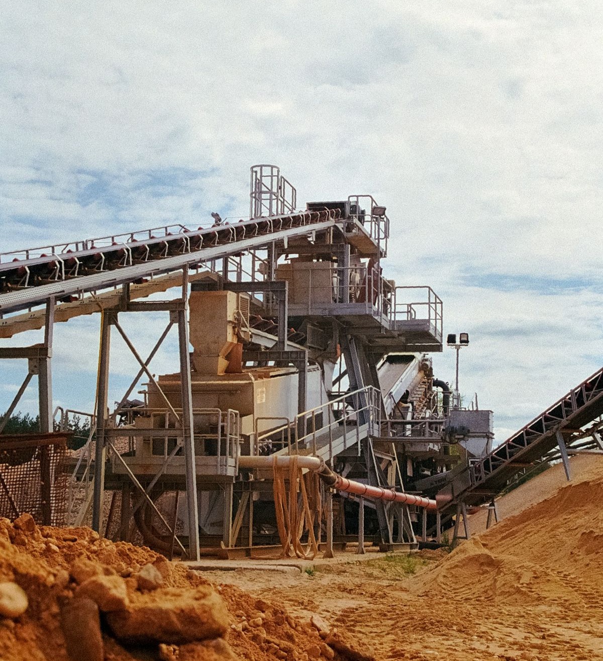 Process plant with chutes, hoppers and conveying steelwork